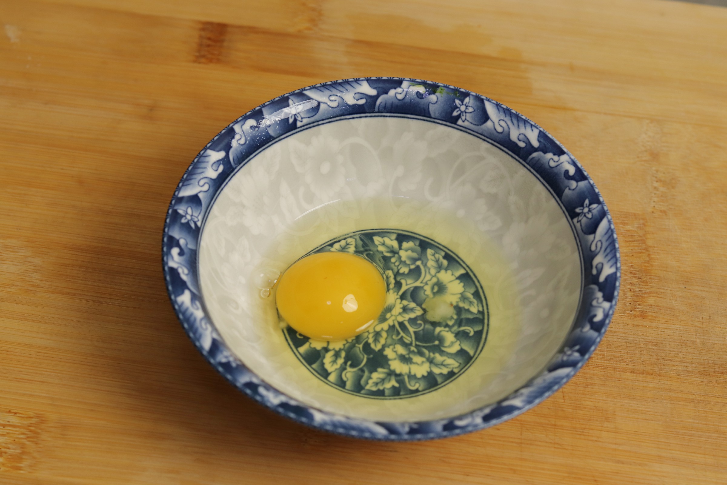 水煮荷包蛋，切记不要水开下锅，掌握4个技巧，鸡蛋圆嫩不散花