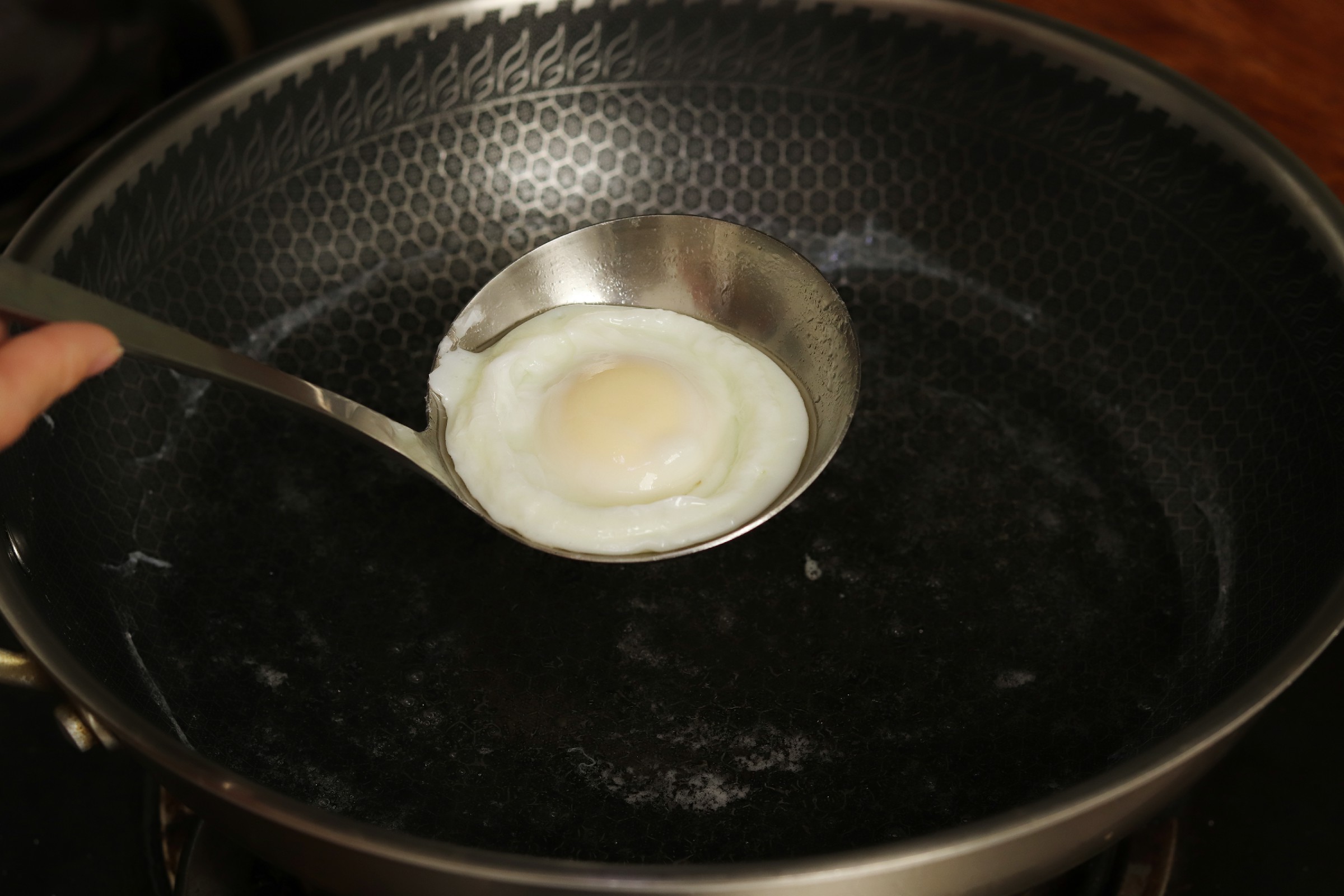 水煮荷包蛋，切记不要水开下锅，掌握4个技巧，鸡蛋圆嫩不散花