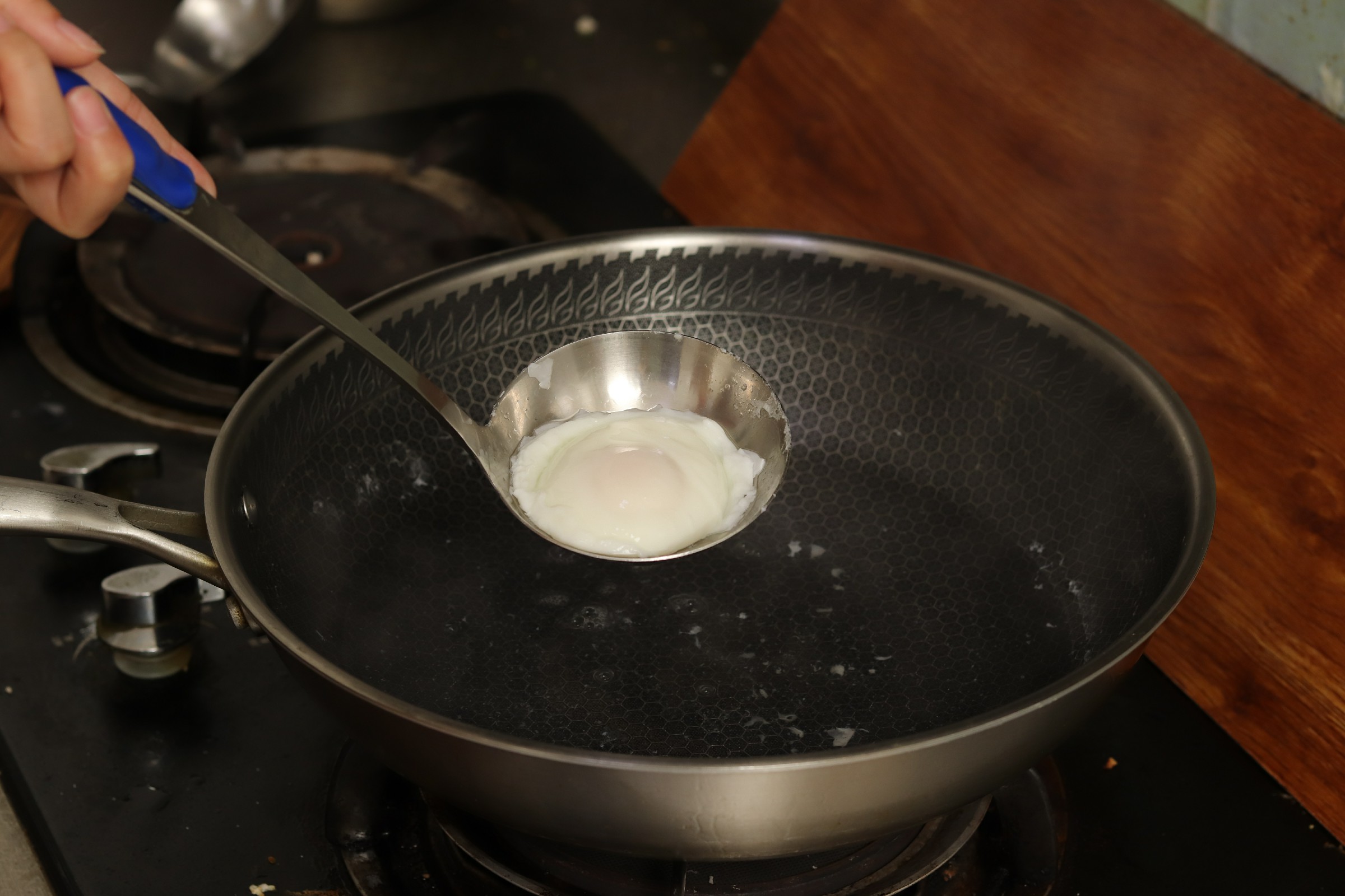 煮荷包蛋时，切记不要水开下锅，多加2步，鸡蛋圆嫩完整不粘锅