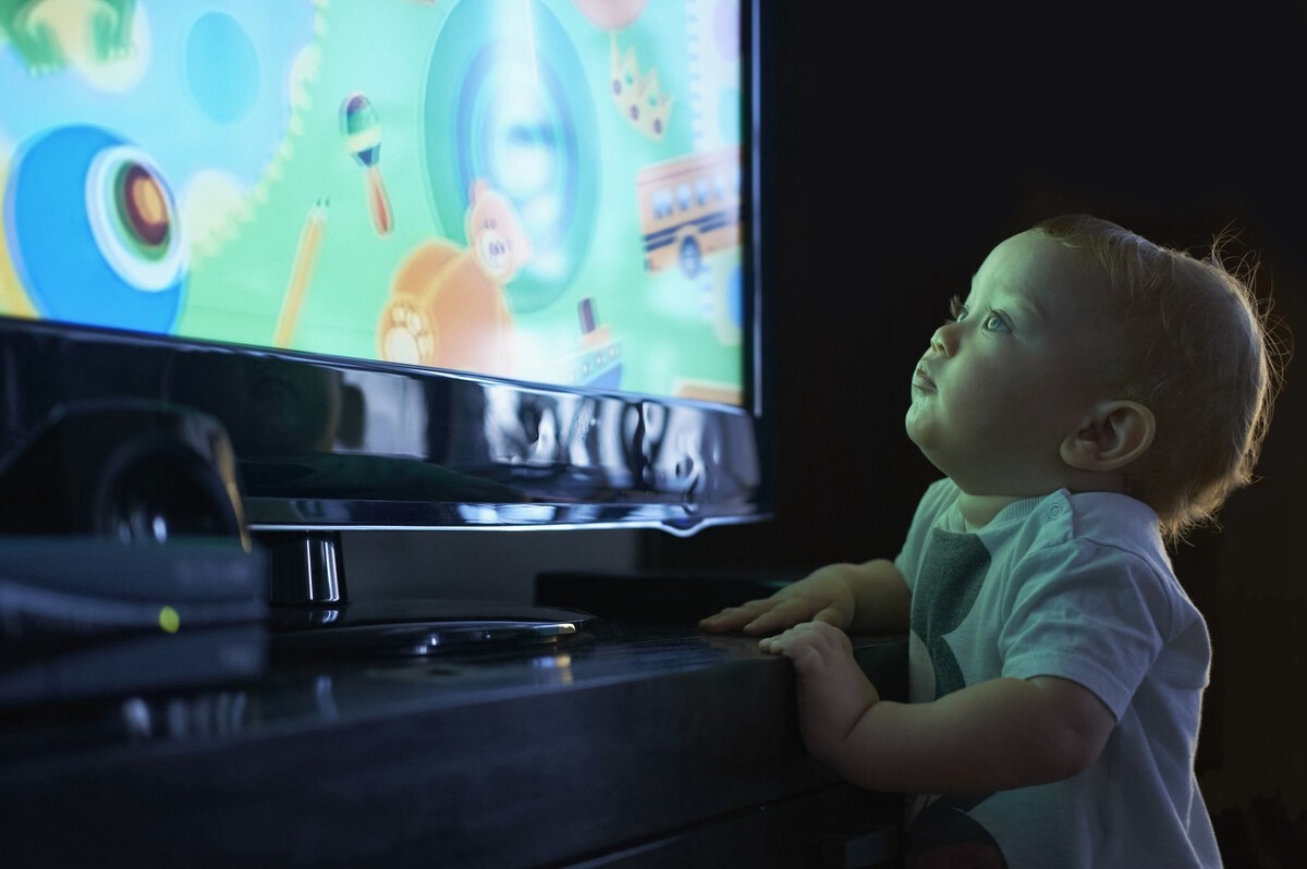 婴幼儿能不能看电视？父母不妨照着国内外的研究成果做，错不了