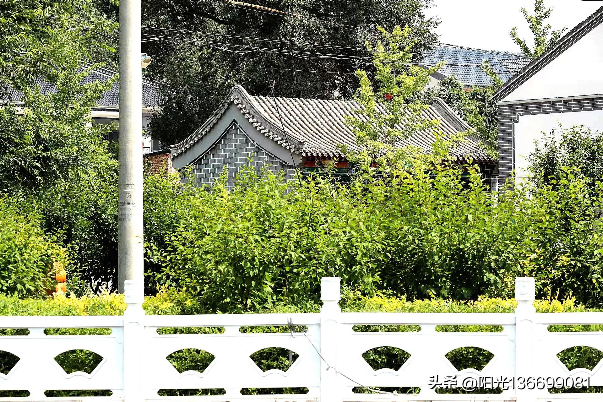 为什么有个别北京本地家庭一家子才住10几平米的小平房？