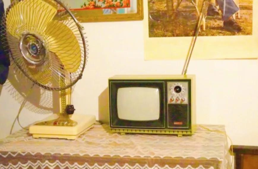 八十年代初，你家里没有电视机，去别人家“蹭看”时，吃过“闭门羹”吗？有什么感受？