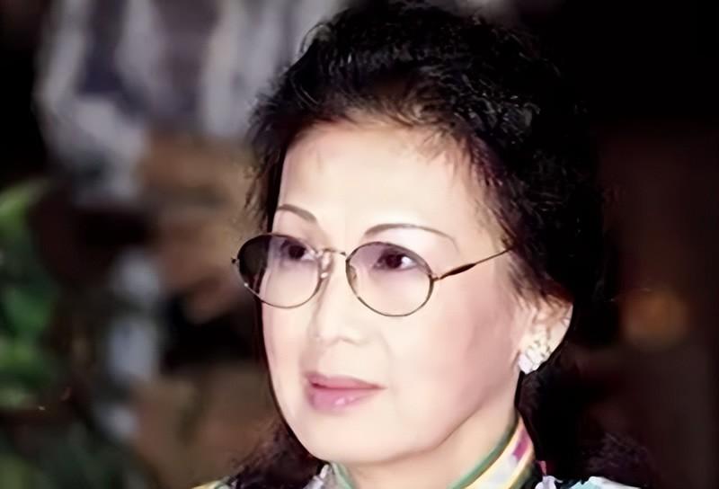 冯坚妮(冯坚妮：离异带娃仍能嫁进豪门，被霍英东宠了52年，最后分到50亿)