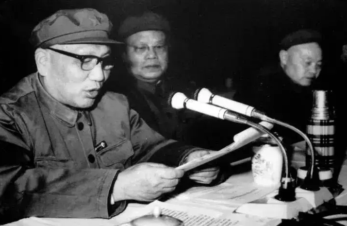张震逝世(1995年，华野最后一位首长逝世，张震泪流满面：将来谁送我啊？)