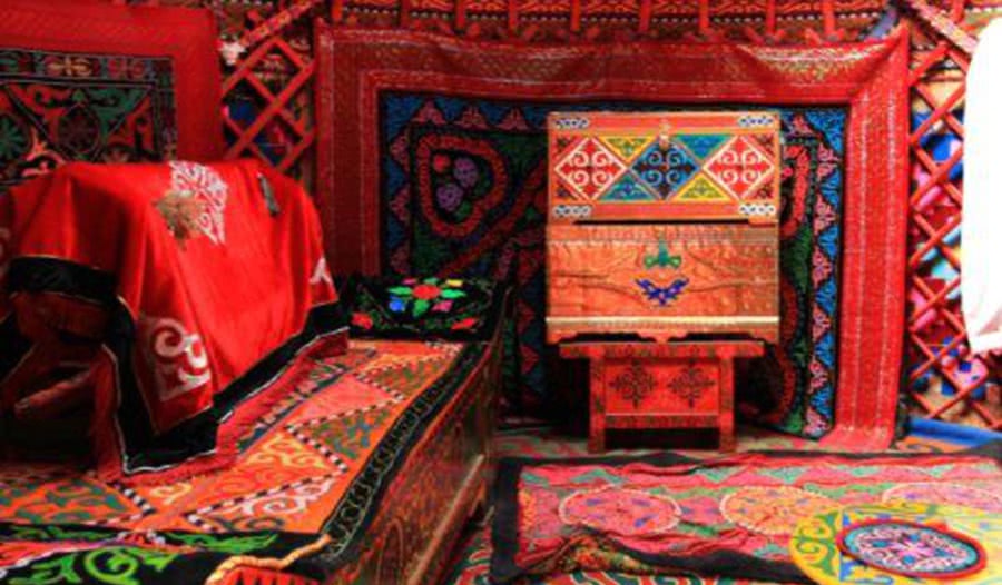 蒙古女人露天排便(蒙古一家都睡在蒙古包里，新婚媳妇如果要洗澡上厕所怎么解决？)