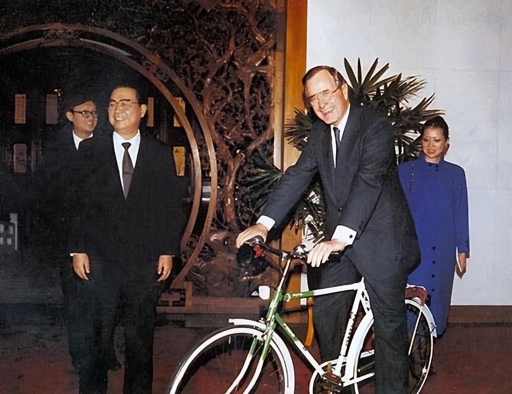布什访华(33年前，老布什访华获赠两辆自行车，后来他是怎么处理自行车的)