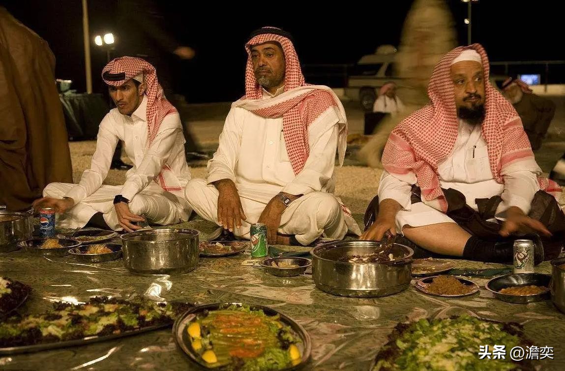 中国人沙特打工吃什么(沙特阿拉伯人一日三餐吃什么？)