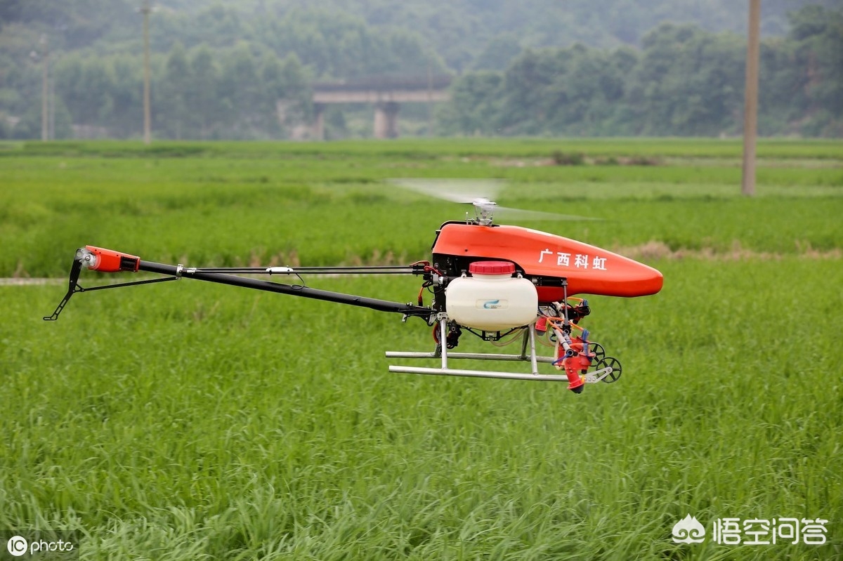 现在无人机打药挣钱吗(现在在农村买个无人机给农作物打药能挣钱吗？)