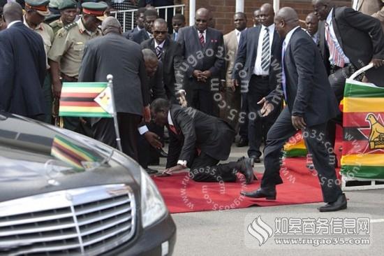 穆加贝当众跌倒(91岁津巴布韦总统穆加贝当众跌倒 疑踏空台阶不慎摔下)