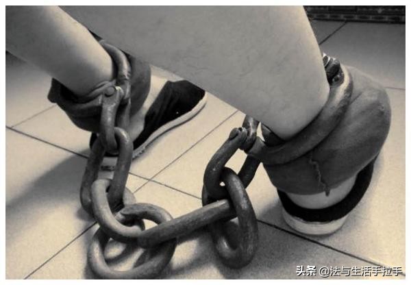 戴手铐脚镣的感受(亲眼见到戴脚镣的在押或服刑人员是一种怎样的体验？)