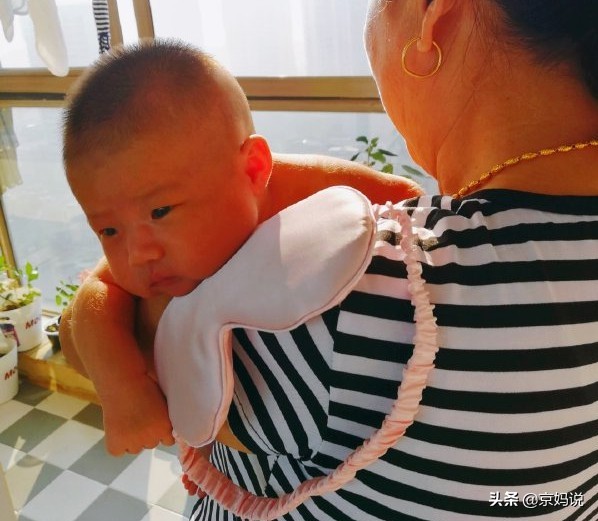 两个月的婴儿经常竖抱对身体有什么影响吗？