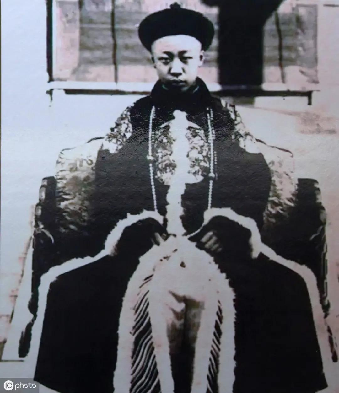 在辛亥革命前，清朝还有百万军队的实力，为何最终溥仪还是退位了？