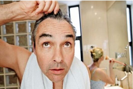染发使人年轻。近两年，为什么一些白发中老年男子逐渐不染发了？