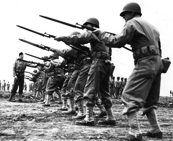 为何以刺刀术见长的二战日军，却不愿和美苏大兵拼刺刀？