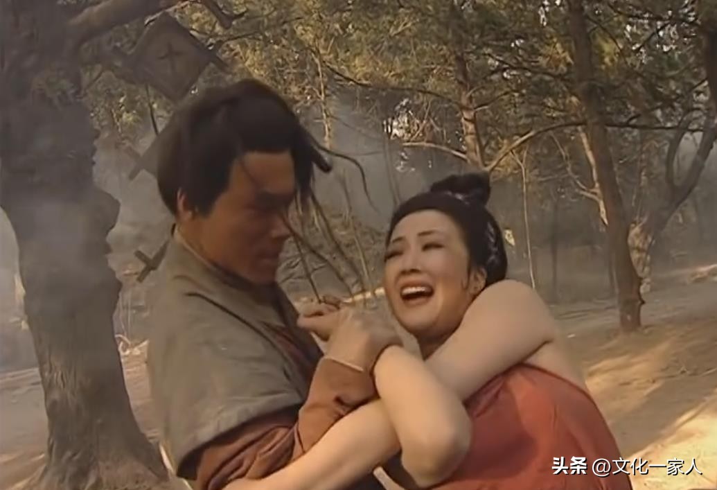武松抱住孙二娘，并且将她按倒在地，张青为什么不去帮忙？