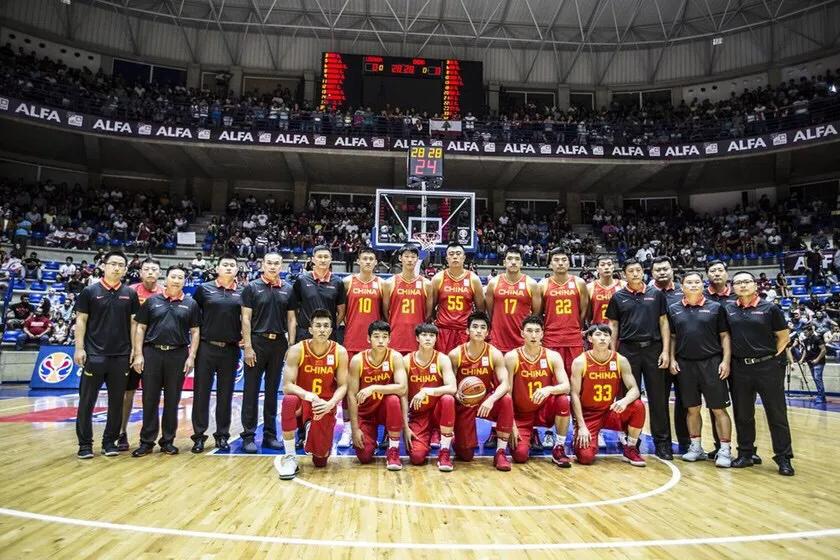 男篮红蓝队(现在中国男篮的红蓝两队是什么意思？)