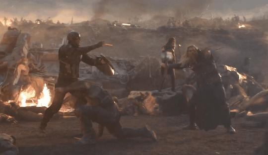 树人格鲁特举起雷神锤(《复仇者联盟4》中美国队长为什么能举起雷神的锤子跟风暴战斧？)