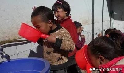 为什么感觉以前的孩子上学不带水，渴了怎么解决的？
