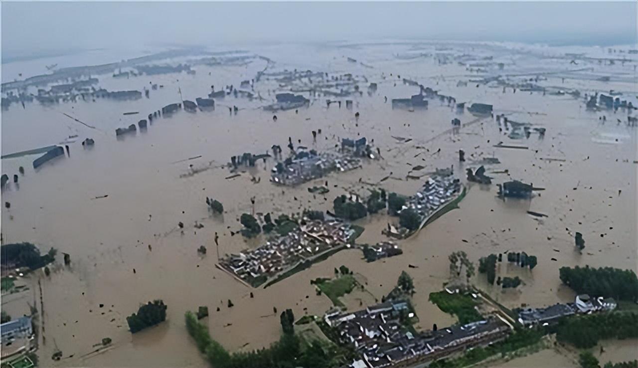 安康洪水(83年安康洪灾：870人丧生，经济损失4.1亿，洪水后出现大规模蛇灾)