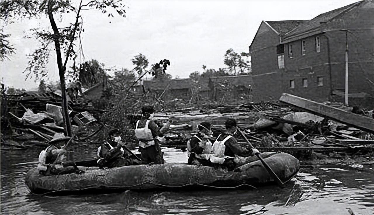 安康洪水(83年安康洪灾：870人丧生，经济损失4.1亿，洪水后出现大规模蛇灾)
