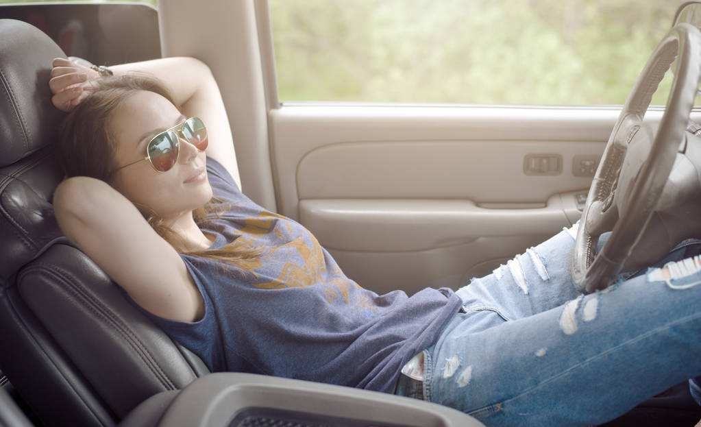 在玻璃关死的情况下，在车里睡一晚，会不会缺氧？