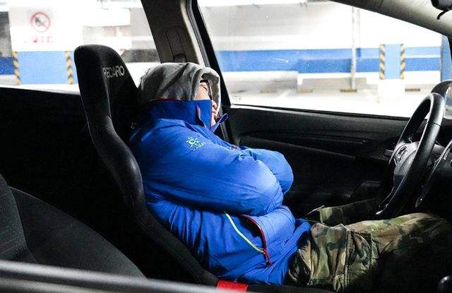 在玻璃关死的情况下，在车里睡一晚，会不会缺氧？