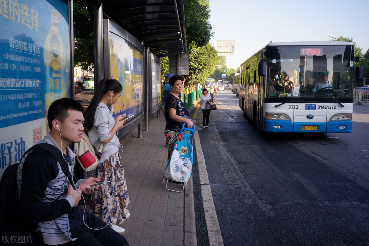 建议将公交车老年免费卡取消，改发老年乘坐公交车补贴。可否？