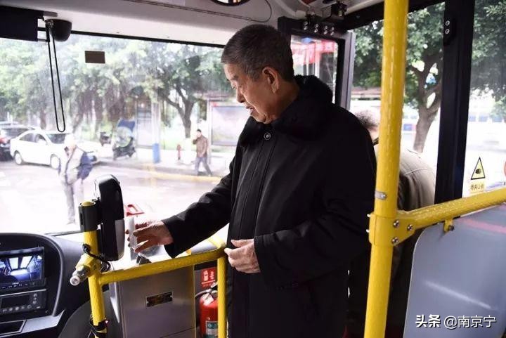 建议将公交车老年免费卡取消，改发老年乘坐公交车补贴。可否？