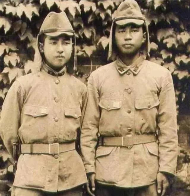 二战时日军在行军作战时，军帽两侧为何会有几块垂布？