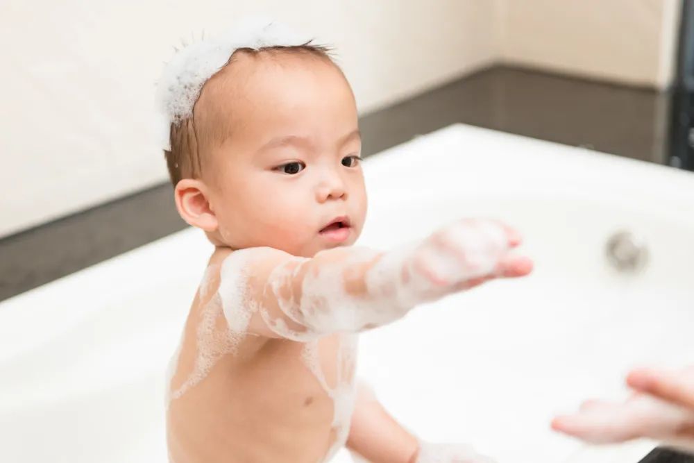 异性洗浴(孩子多大后，异性父母不该给洗澡了？这4个信号是关键)