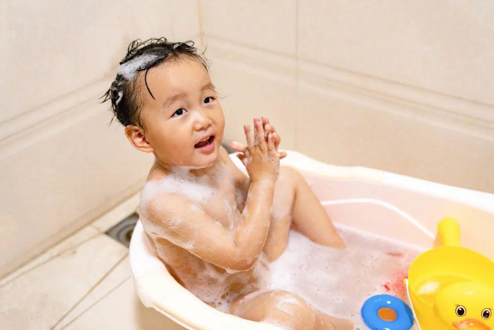 异性洗浴(孩子多大后，异性父母不该给洗澡了？这4个信号是关键)