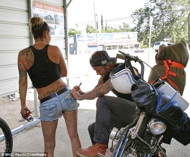 贝克汉姆的摩托车(贝克汉姆骑摩托车遇疯狂女球迷 小贝脾气好签名签在其屁股上)