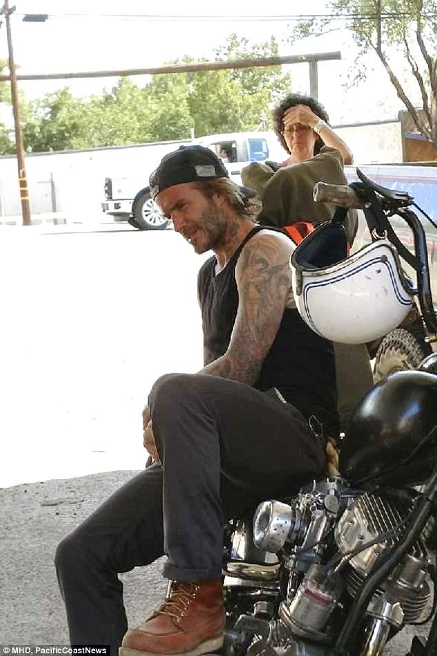 贝克汉姆的摩托车(贝克汉姆骑摩托车遇疯狂女球迷 小贝脾气好签名签在其屁股上)