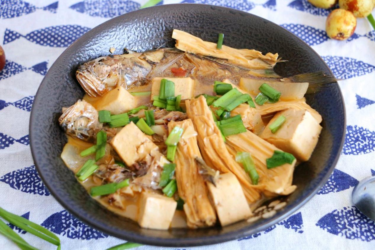 小黄鱼炖豆腐(家常小黄鱼炖豆腐，简单易操作，口感鲜嫩，吃上一口鲜掉眉毛)
