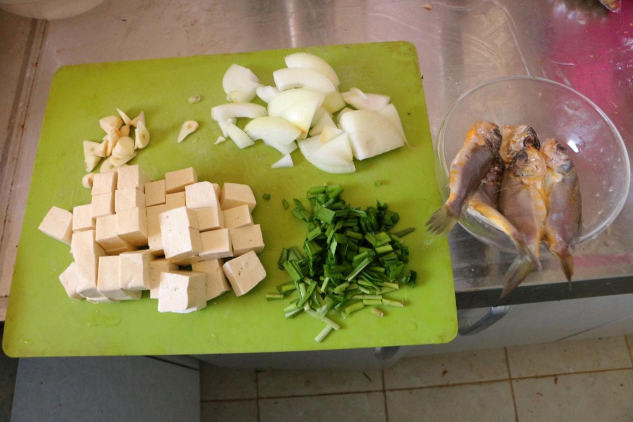 小黄鱼炖豆腐(家常小黄鱼炖豆腐，简单易操作，口感鲜嫩，吃上一口鲜掉眉毛)