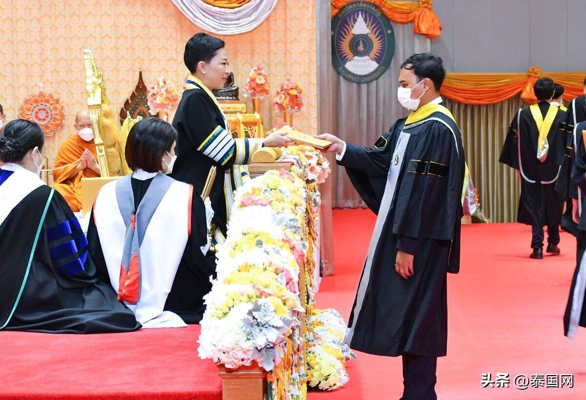 帕差拉吉帝雅帕(泰国帕差拉吉帝雅帕公主代国王为中部皇家大学毕业生颁发学位证书)