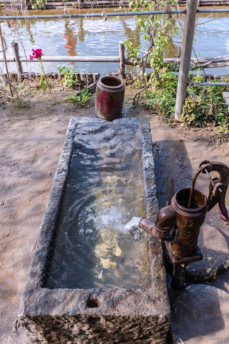 现在很多农村还有打的水井，请问水井的水好，还是我们自来水好？