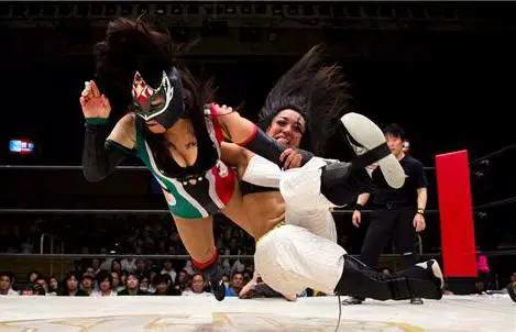 女子暴力摔跤(女子暴力摔跤，比男人还猛！日本职业女子摔跤手带你飞！)