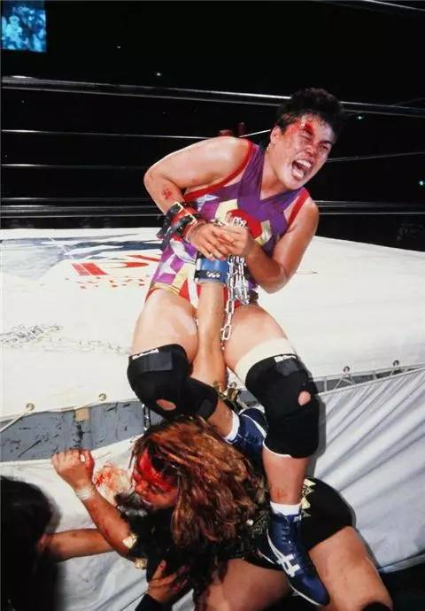 女子暴力摔跤(女子暴力摔跤，比男人还猛！日本职业女子摔跤手带你飞！)