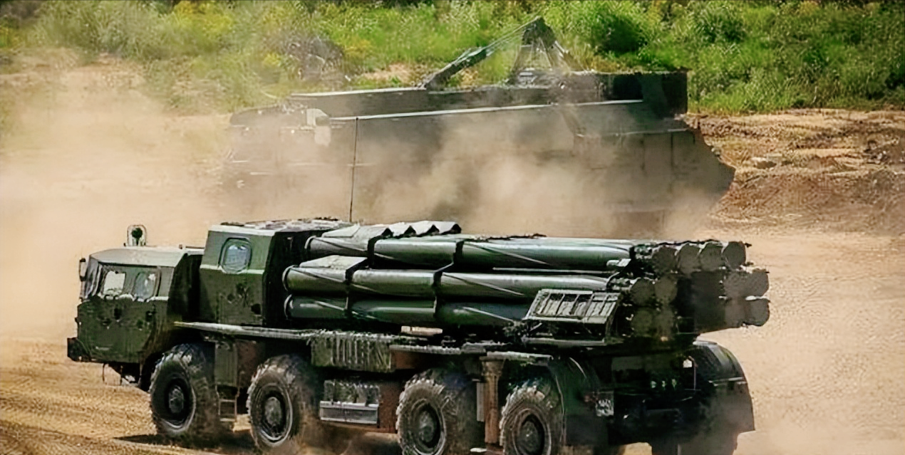 中国远程火箭炮(中国PHL-16式远程火箭炮，射程达500公里，精确程度堪比导弹)