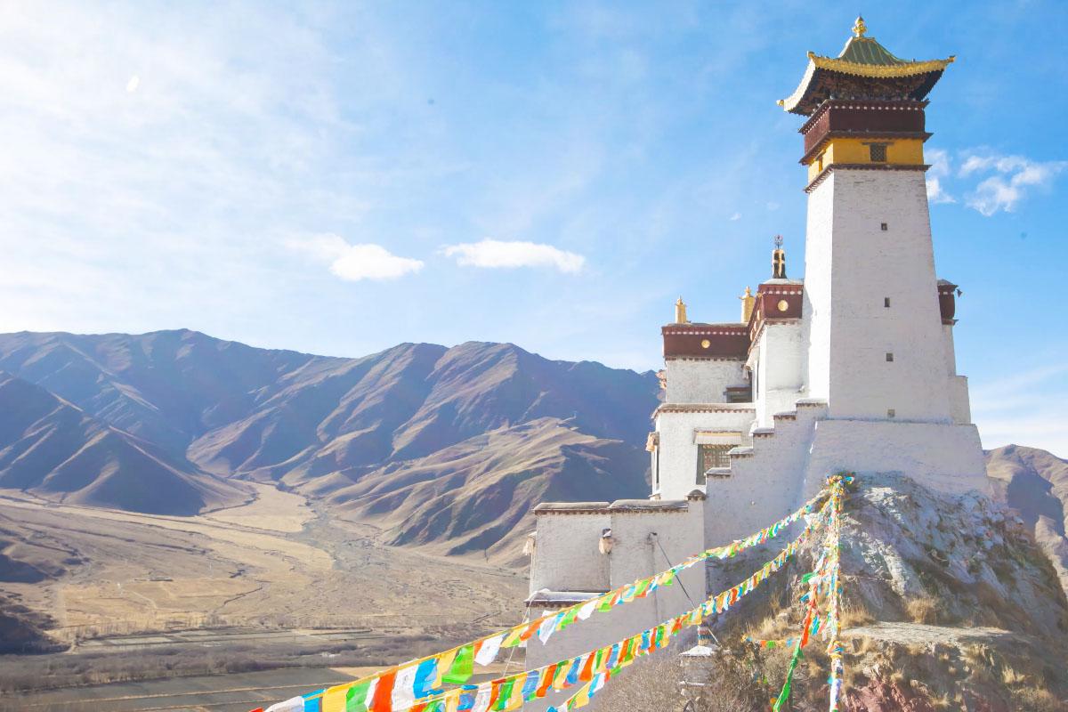 雍布拉康(雍布拉康——西藏第一座宫殿，距今两千多年的历史)