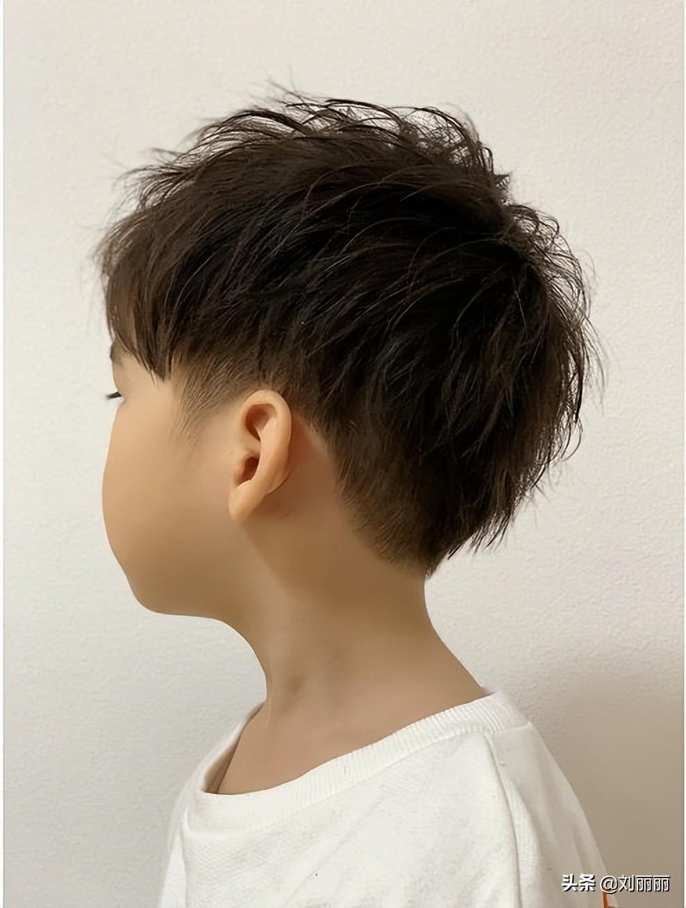 男生锅盖头发型(别总剪锅盖头了，小男孩发型这样剪，百变时尚帅帅的)