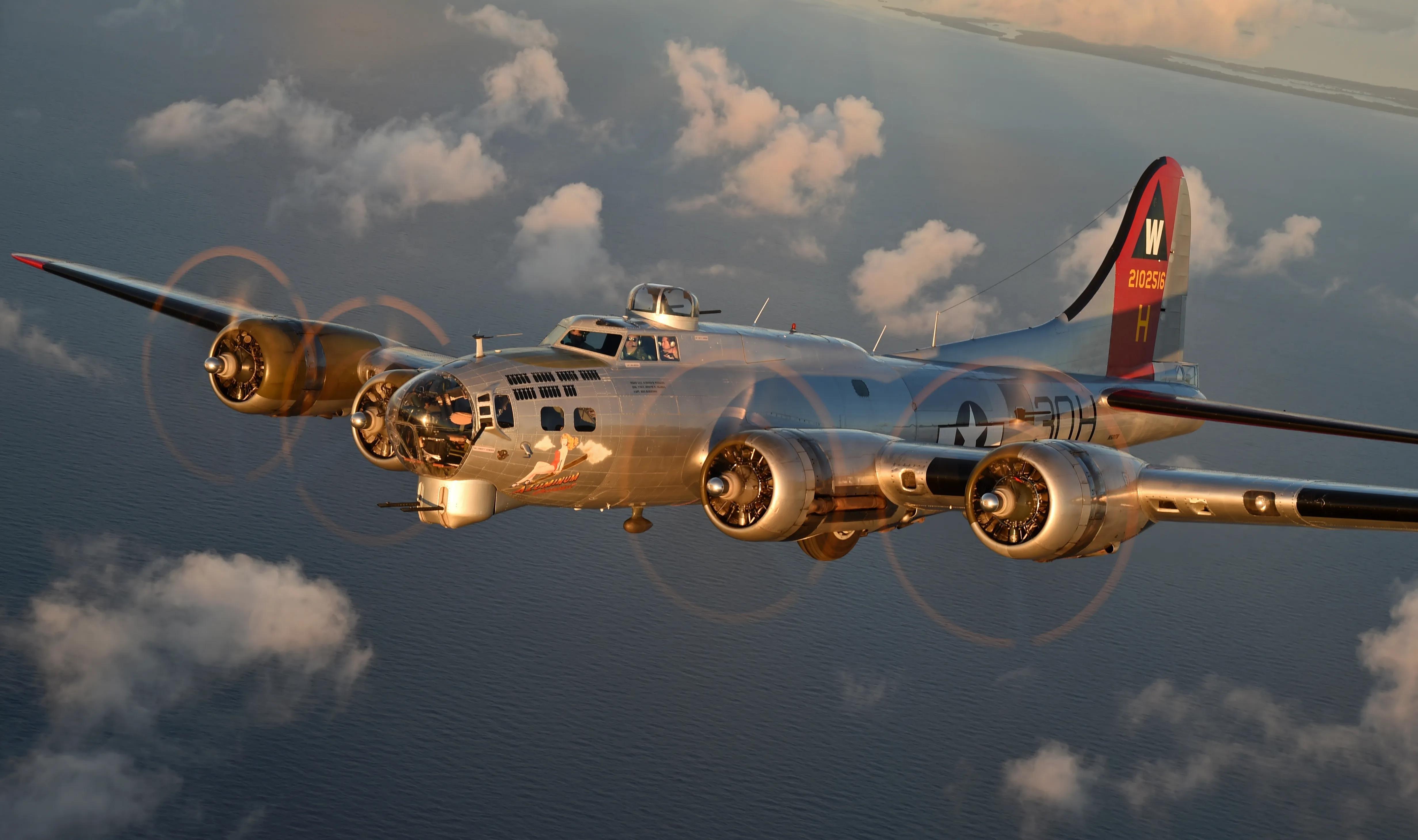 空中轰炸机(B-17“空中堡垒”轰炸机彩色图集（140图）)