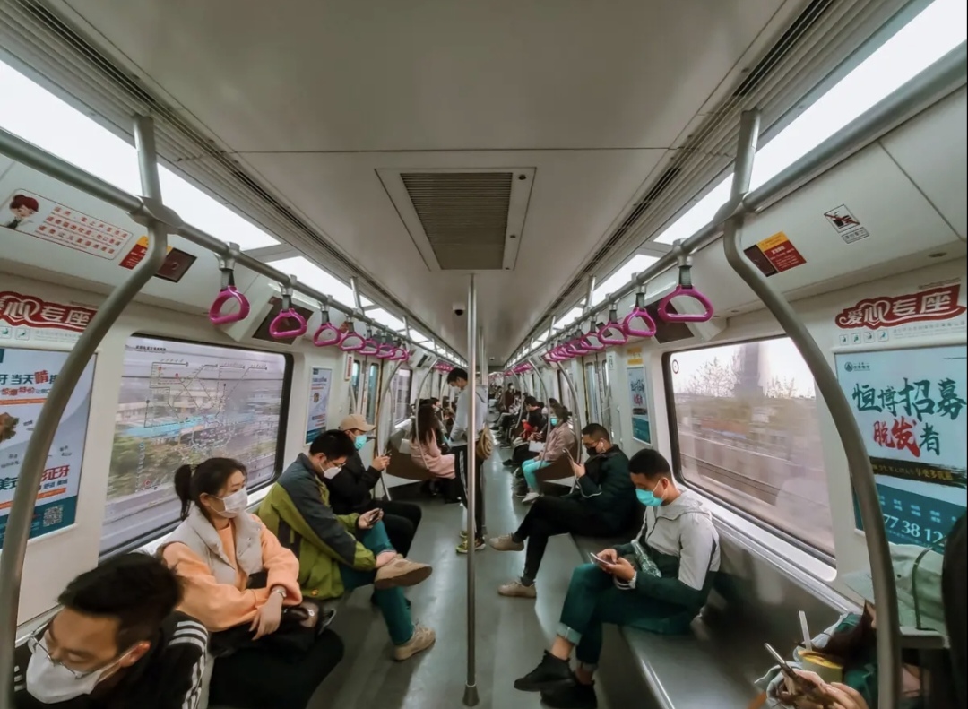 上海地铁竟有女僵尸出没，吓坏路人（4名僵尸地铁站拍摄）
