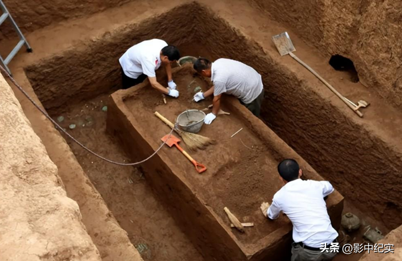 1972年内蒙发现清朝大墓，尸身穿龙袍240年不腐，葬品估值过亿