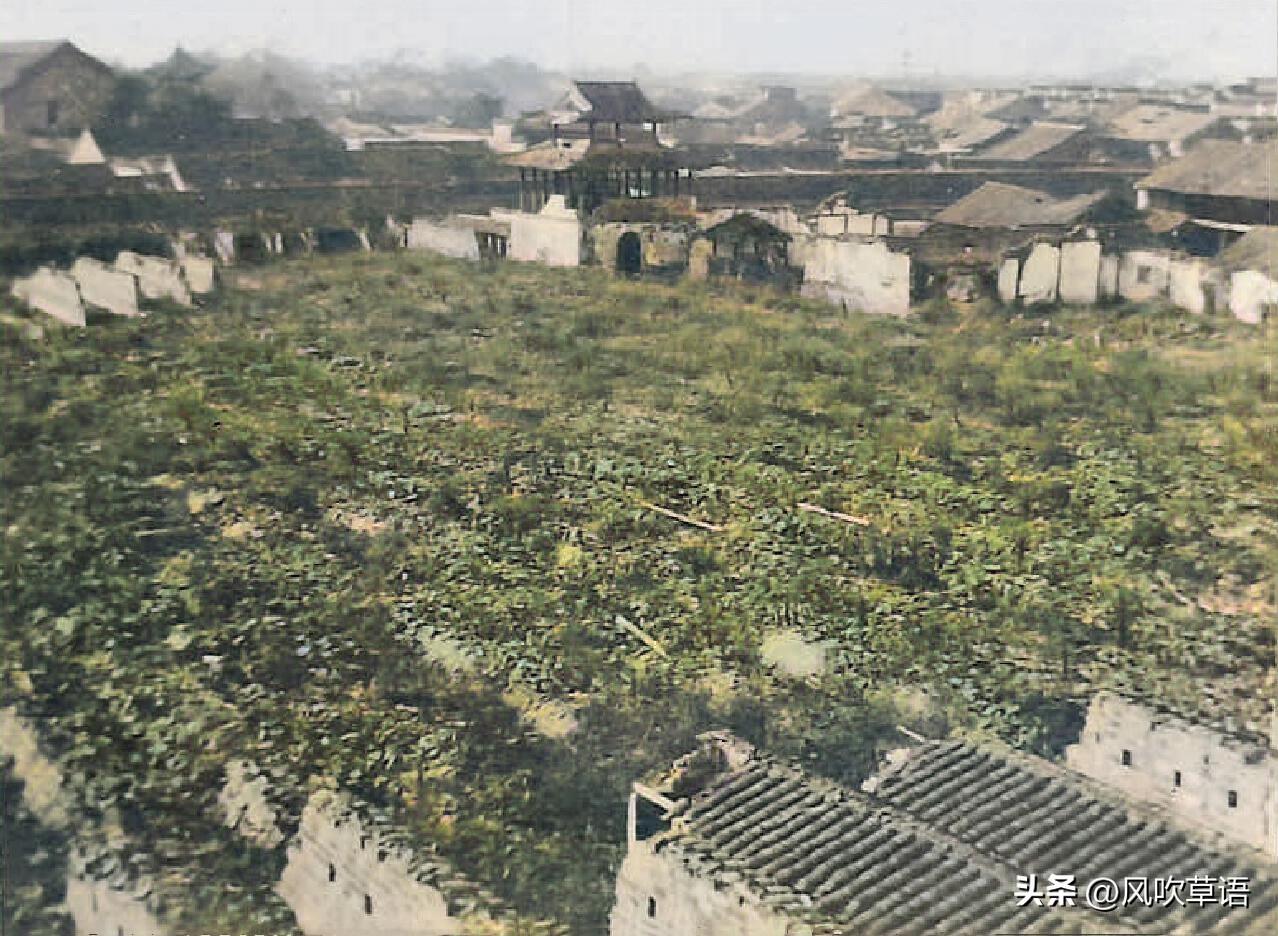 南京古老的城墙(100年前的江苏南京，荒芜的城墙、废弃的藏兵洞和破烂的明故宫)