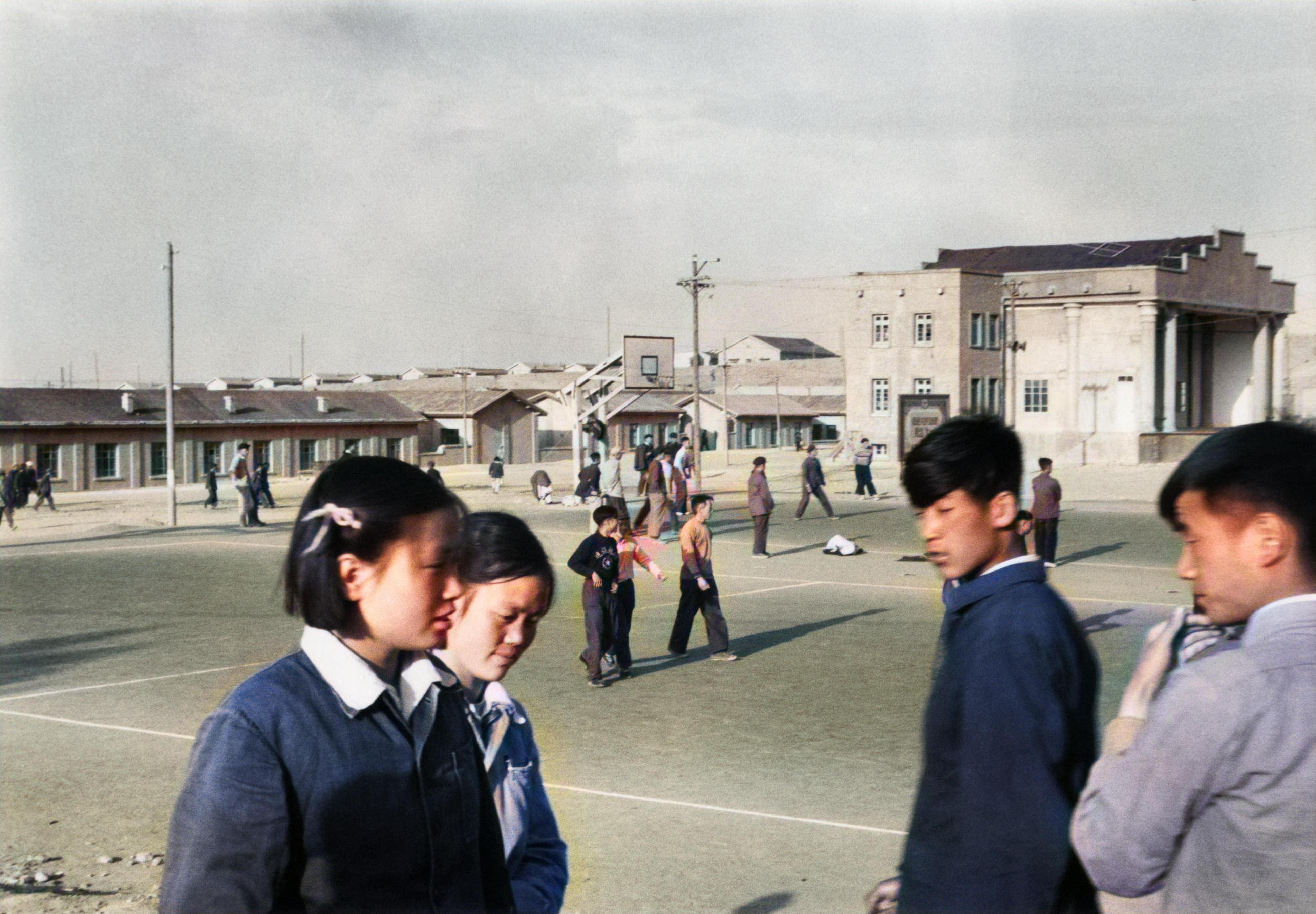 五十年代的中国照片(50年代老照片，为你展现那个时期真实的中国是什么样子的)