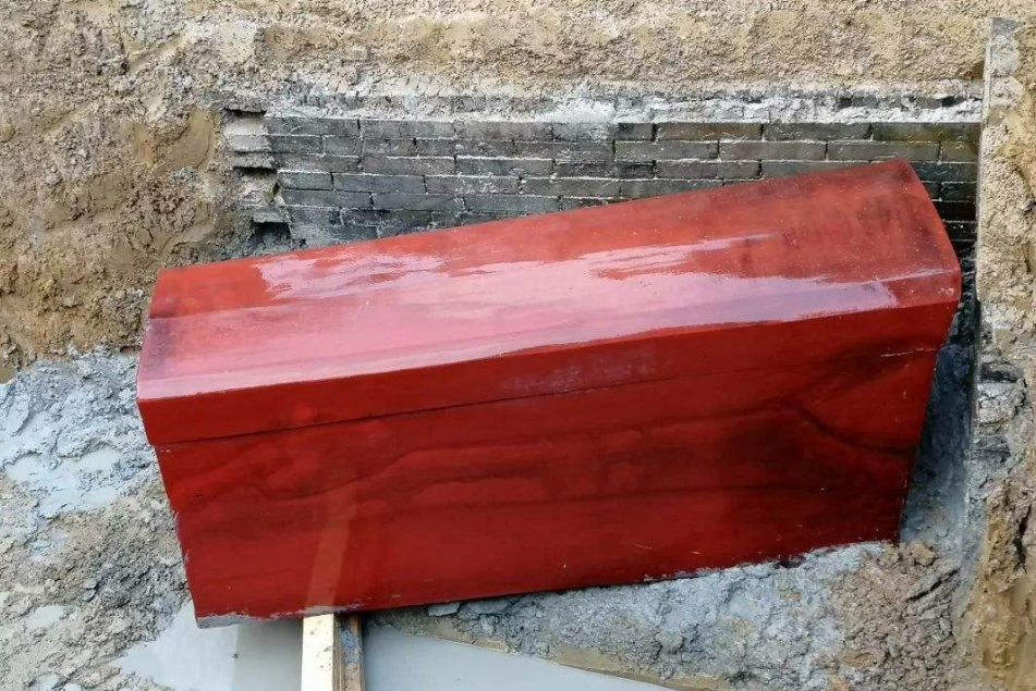 农民挖出红色棺材(浙江农民在棺材上睡了30年？老宅翻新挖出红棺，专家让全部人撤离)