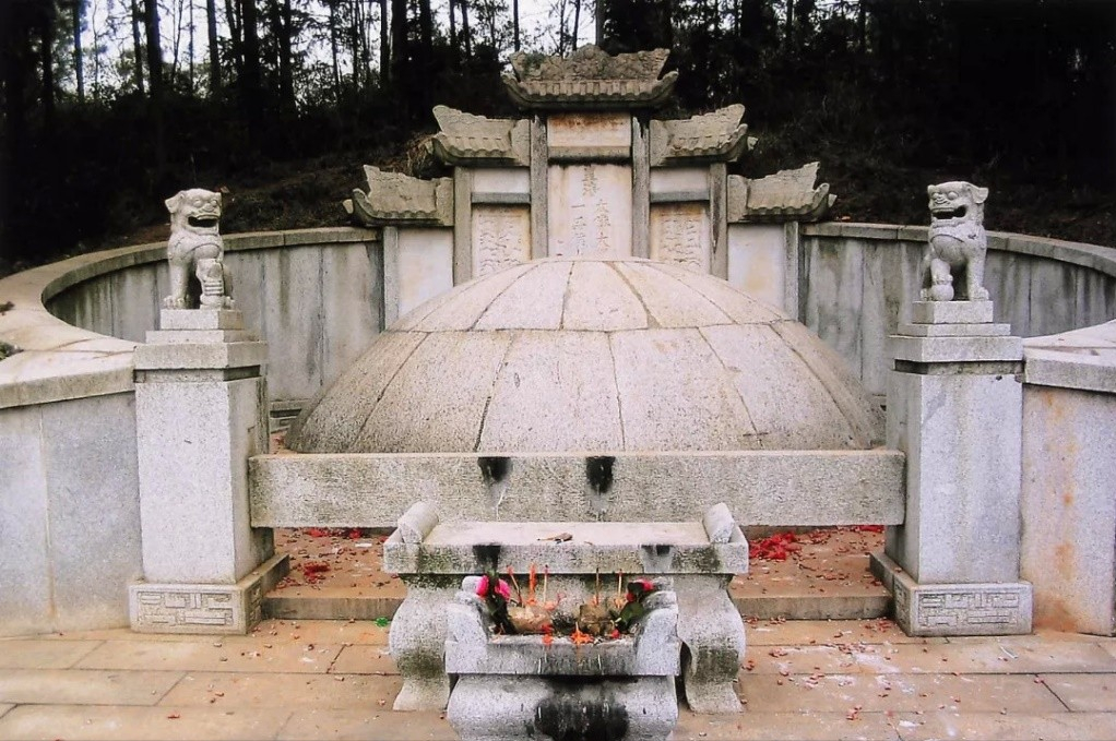 曾国藩墓被挖(1989年，曾国藩墓被盗墓贼炸开，考古队探查后，直接下令永久封闭)
