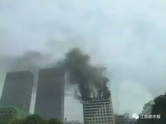 南昌八一广场火灾视频(南昌八一广场附近，一高楼突发大火！现场图惊人)